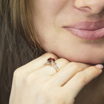 Bague or rose 375 rhodolites diamants - vue porté 1