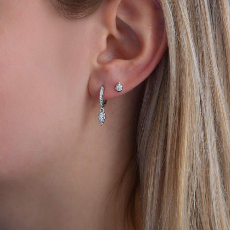 Boucles d'oreilles or blanc 375 diamants motif goutte - vue porté 1