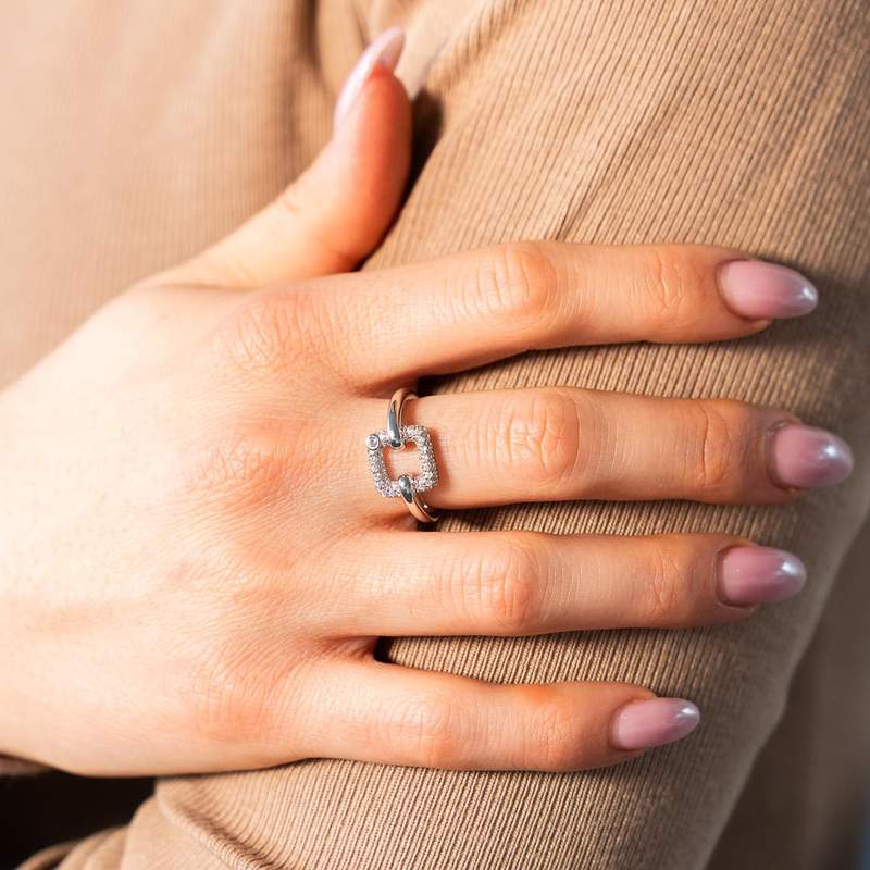 925 zilveren zirkonia's imitatie stenen ring met vierkant motief - bekijk gedragen 1