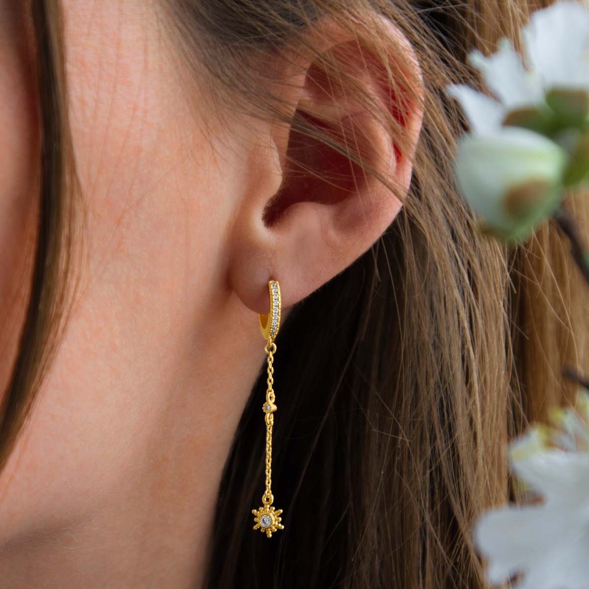 Boucles d'oreilles plaqué or zirconias motif soleil - vue porté 1