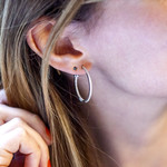 Créoles argent zirconias 28 mm - vue porté 1