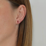 Boucles d'oreilles or jaune 375 rubis - vue porté 1