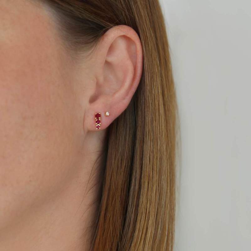Boucles d'oreilles or jaune 375 rubis - vue porté 1