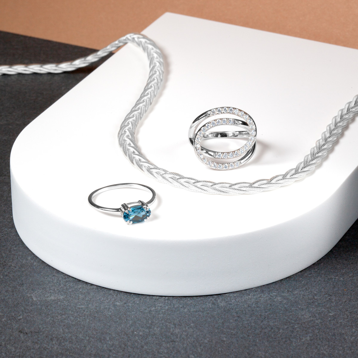 375 white gold ring with an oval-cut London Blue topaz - view D1