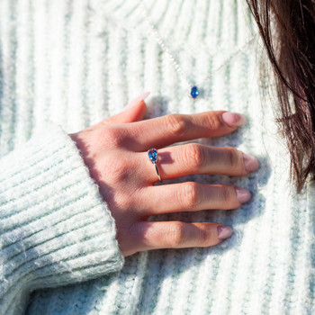 375 white gold ring with an oval-cut, heat-treated London Blue topaz