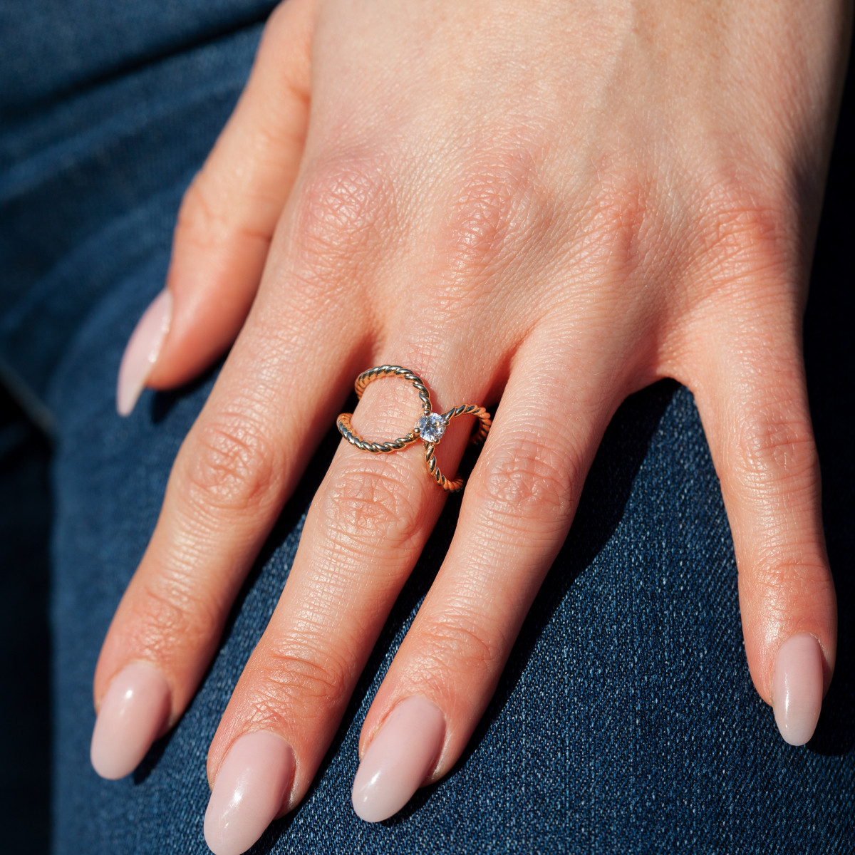 Bague plaqué or zirconia torsadée - vue porté 1