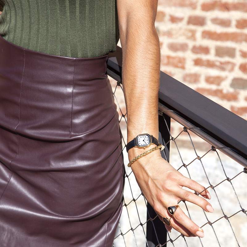 Montre femme dorée jaune bracelet cuir noir - vue porté 1