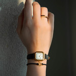 Montre femme dorée jaune bracelet cuir noir - vue porté 2