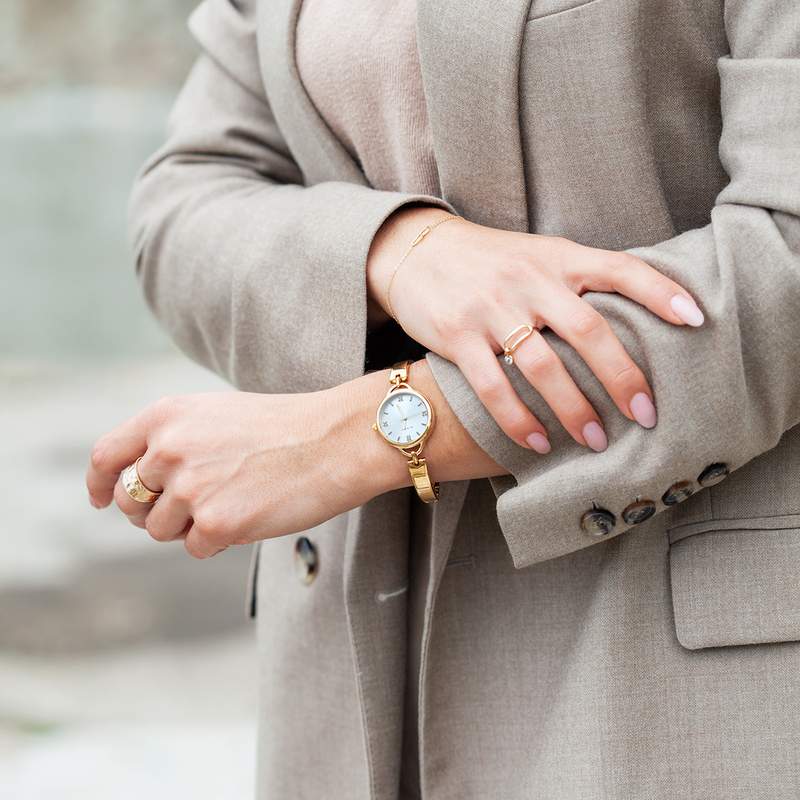 Montre femme dorée jaune - vue porté 1