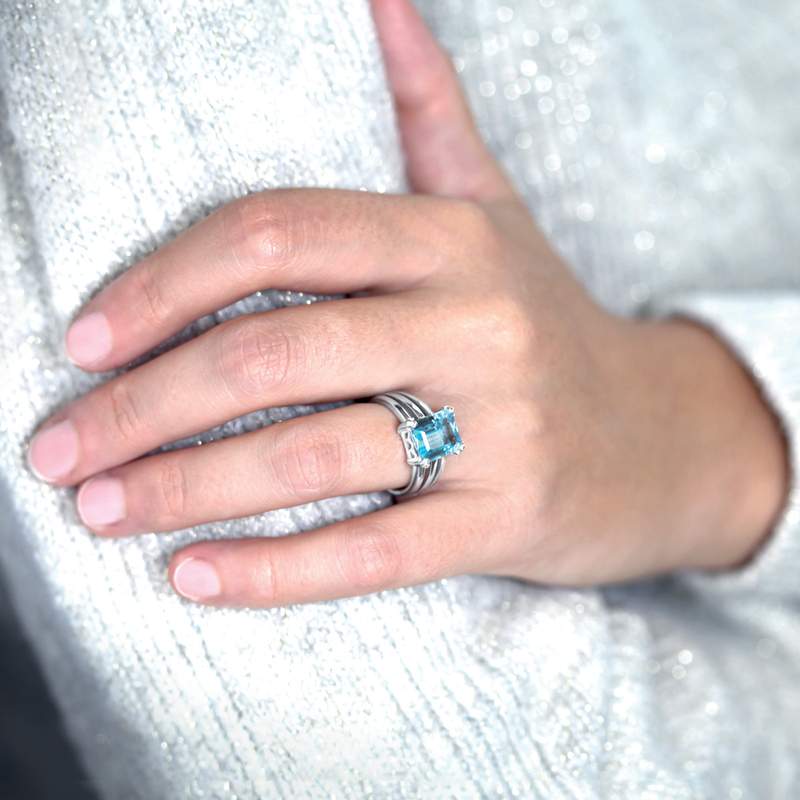 Bague argent 925 topaze beleue traitée rectangulaire - vue porté 1