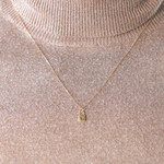 Collier or 375 jaune, motif cadenas avec coeur 45 cm - vue porté 2