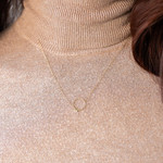 Collier or 375 jaune 45 cm motif anneau et papillon 45 cm - vue porté 1