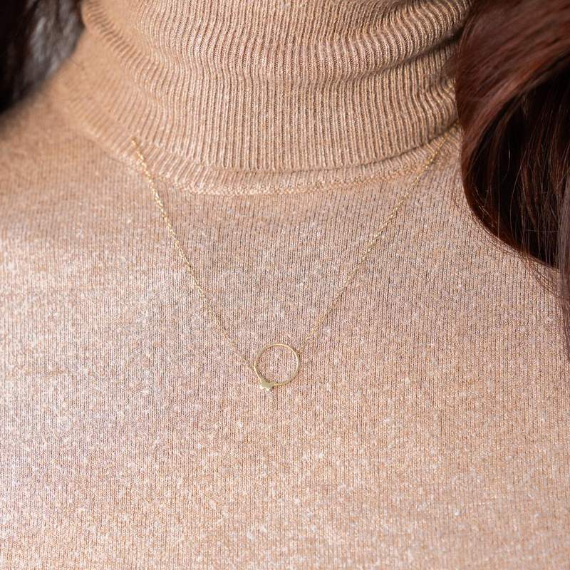 Collier or 375 jaune 45 cm motif anneau et papillon 45 cm - vue porté 1