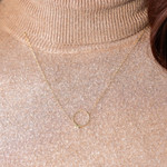 Collier or 375 jaune 45 cm motif anneau et papillon 45 cm - vue porté 2