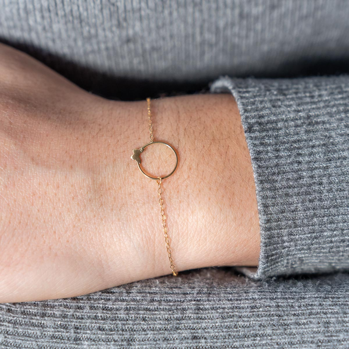 Bracelet or 375 jaune, motif cercle papillon 18,5 cm - vue porté 1