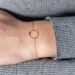 Bracelet or 375 jaune, motif cercle papillon 18,5 cm - vue porté 1