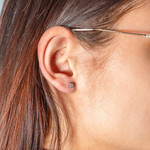 Boucles d'oreilles or 375 blanc diamants - vue porté 1