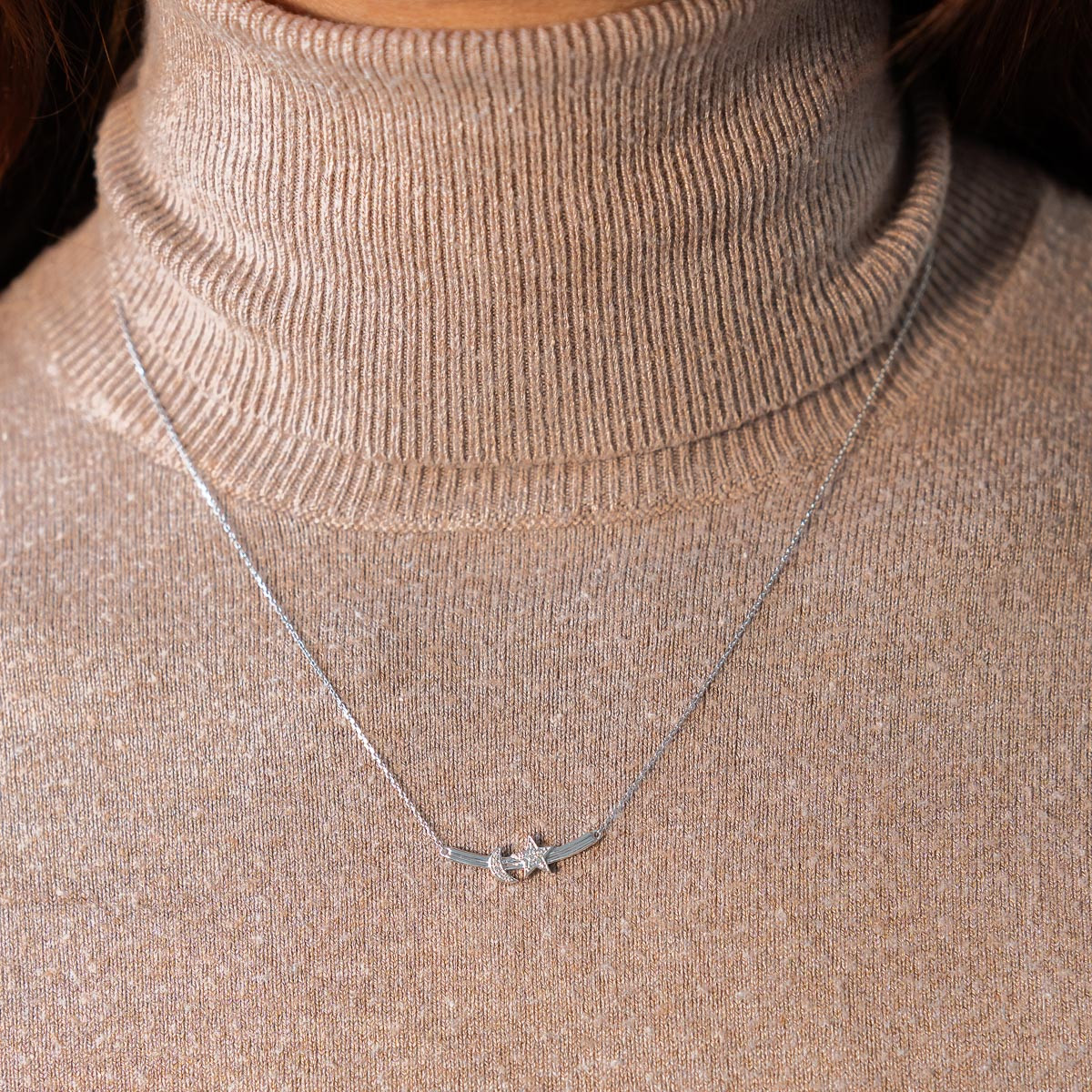 Collier or 375 blanc diamants, motif étoile et lune 45 cm - vue porté 1