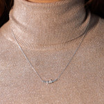 Collier or 375 blanc diamants, motif étoile et lune 45 cm - vue porté 1