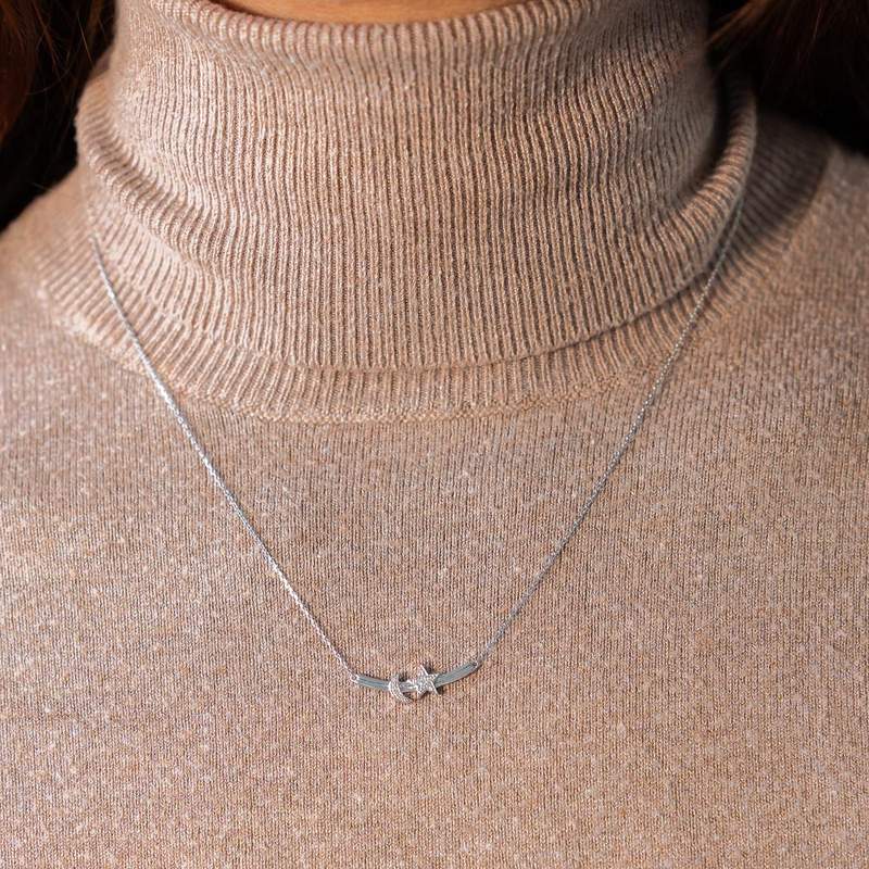 Collier or 375 blanc diamants, motif étoile et lune 45 cm - vue porté 1