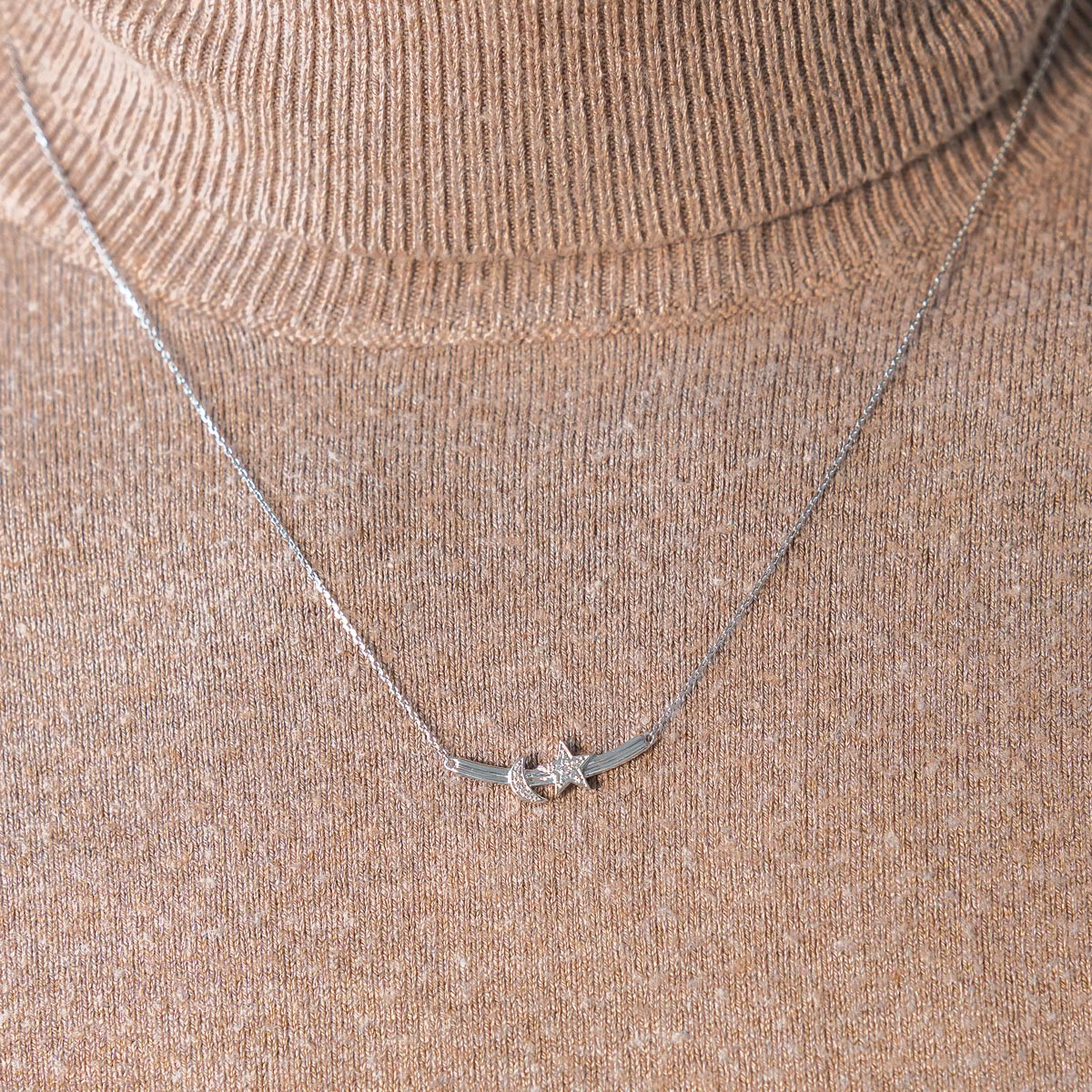 Collier or 375 blanc diamants, motif étoile et lune 45 cm - vue porté 2