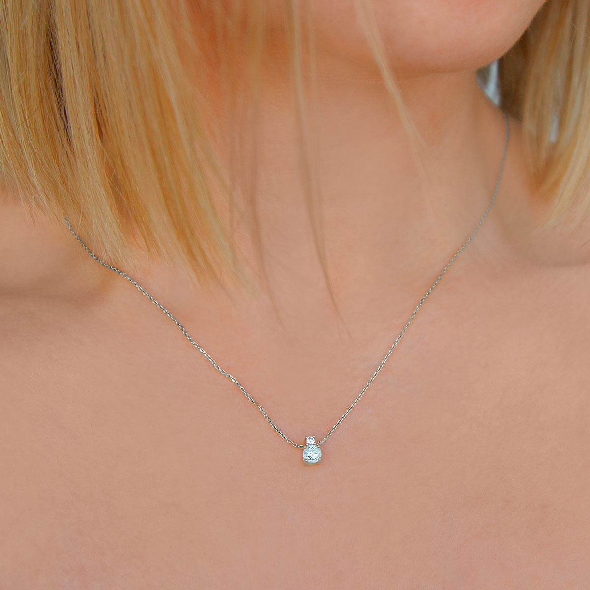 Collier or 375 blanc aigue-marine zirconia, 45 cm - vue porté 1