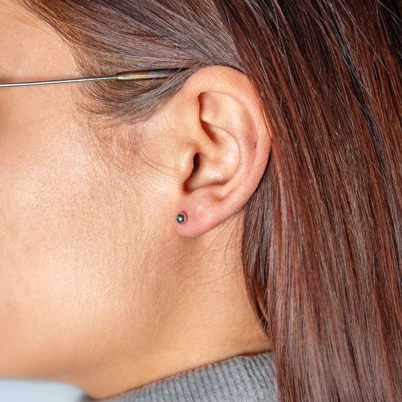 Boucles d'oreilles or 375 blanc diam 4 mm - vue porté 1