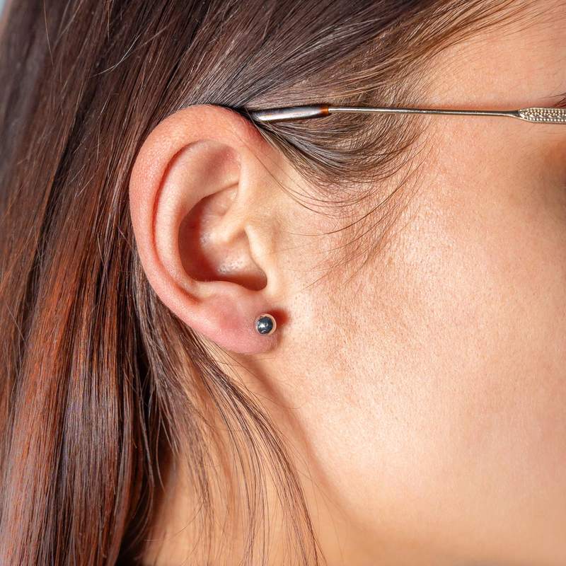 Boucles d'oreilles or 375 blanc diam 5 mm - vue porté 1