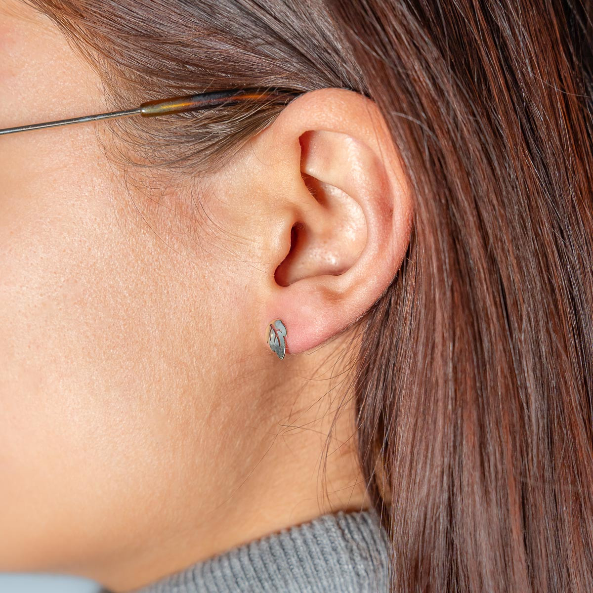 Boucles d'oreilles or 375 jaune, motif feuille - vue porté 1