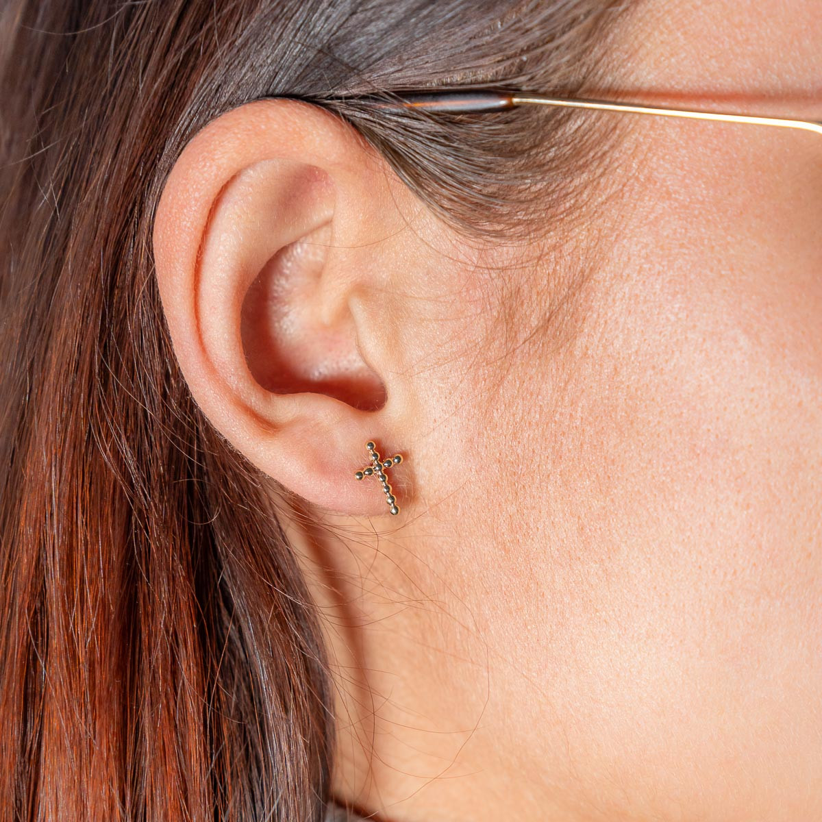 Boucles d'oreilles or 375 jaune, motif croix perlé - vue porté 1