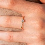 Bague or 375 jaune topaze bleue traitée - vue porté 1