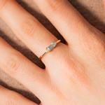 Bague or 375 jaune topaze bleue traitée diamants - vue porté 1