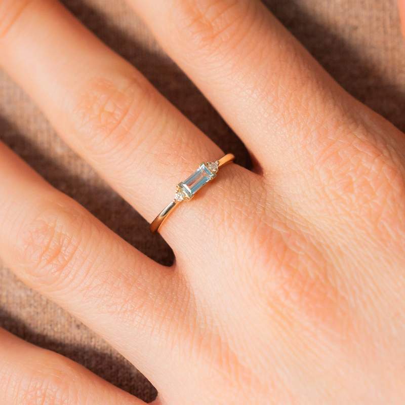 Bague or 375 jaune topaze bleue traitée diamants - vue porté 1