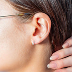 Boucles d'oreilles or 375 2 tons diamants - vue porté 1