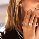 Boucles d'oreilles or 375 blanc zirconias blancs - vue porté 1