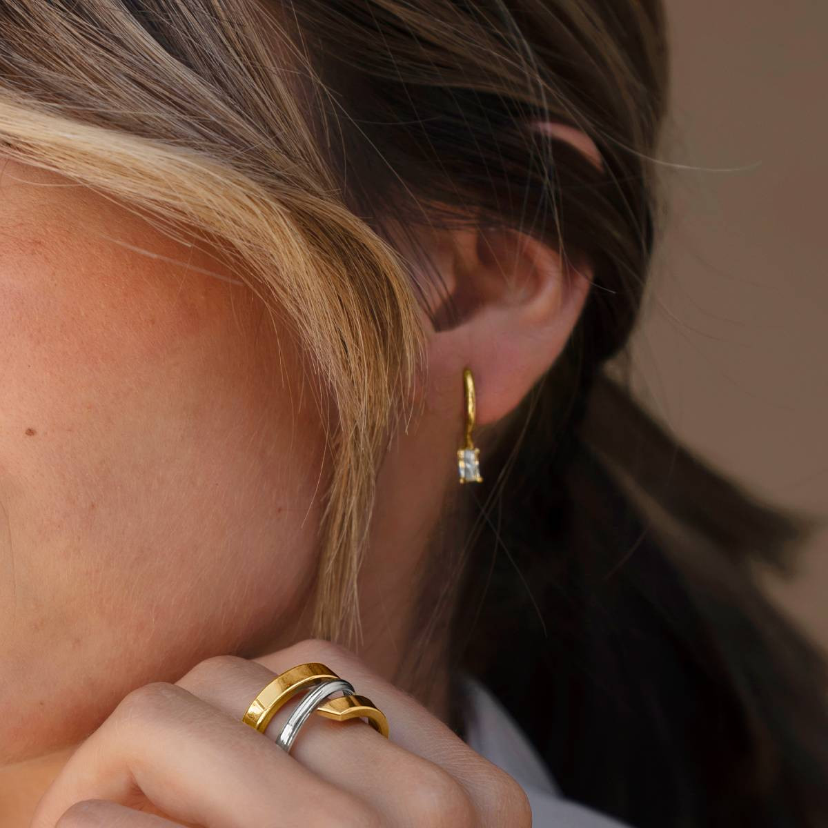 Boucles d'oreilles créoles or 375 jaune zirconias blancs 12 mm - vue porté 1