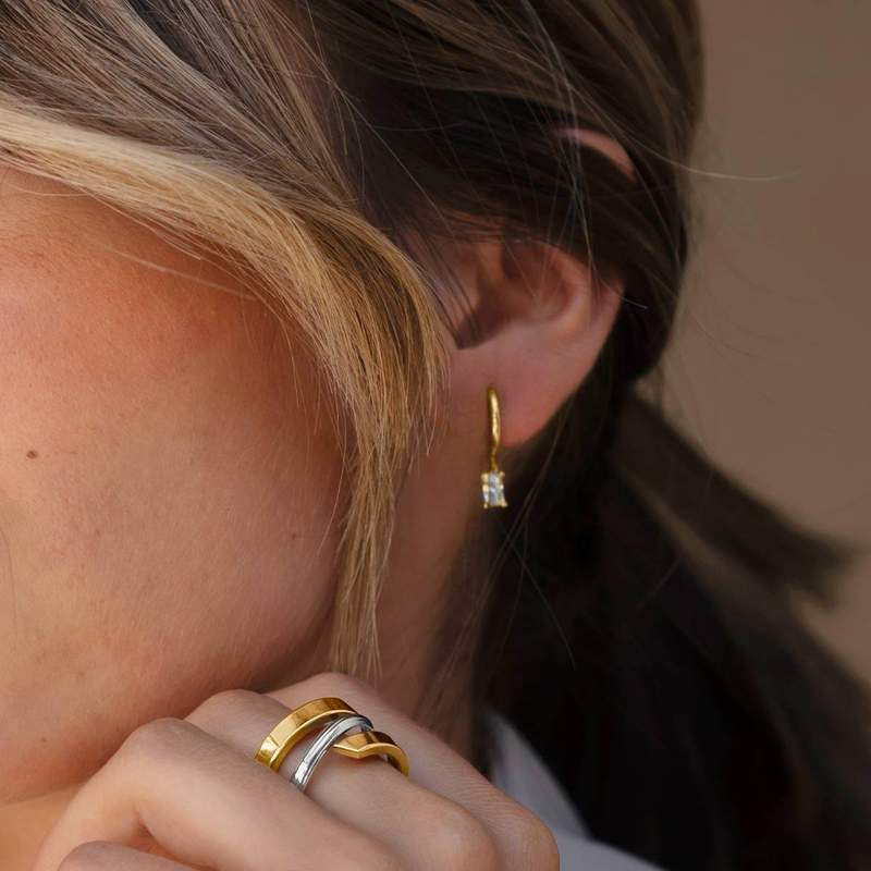 Boucles d'oreilles créoles or 375 jaune zirconias blancs 12 mm - vue porté 1