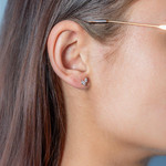 Boucles d'oreilles or 375 jaune zirconias blancs - vue porté 1