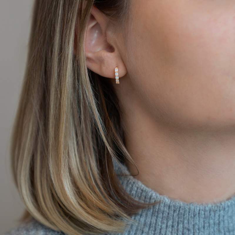Boucles d'oreilles créoles or 375 jaune zirconias blancs 10 mm - vue porté 1