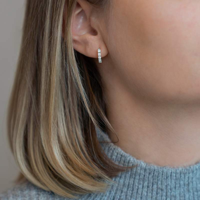 Boucles d'oreilles créoles or 375 blanc zirconia - vue porté 1