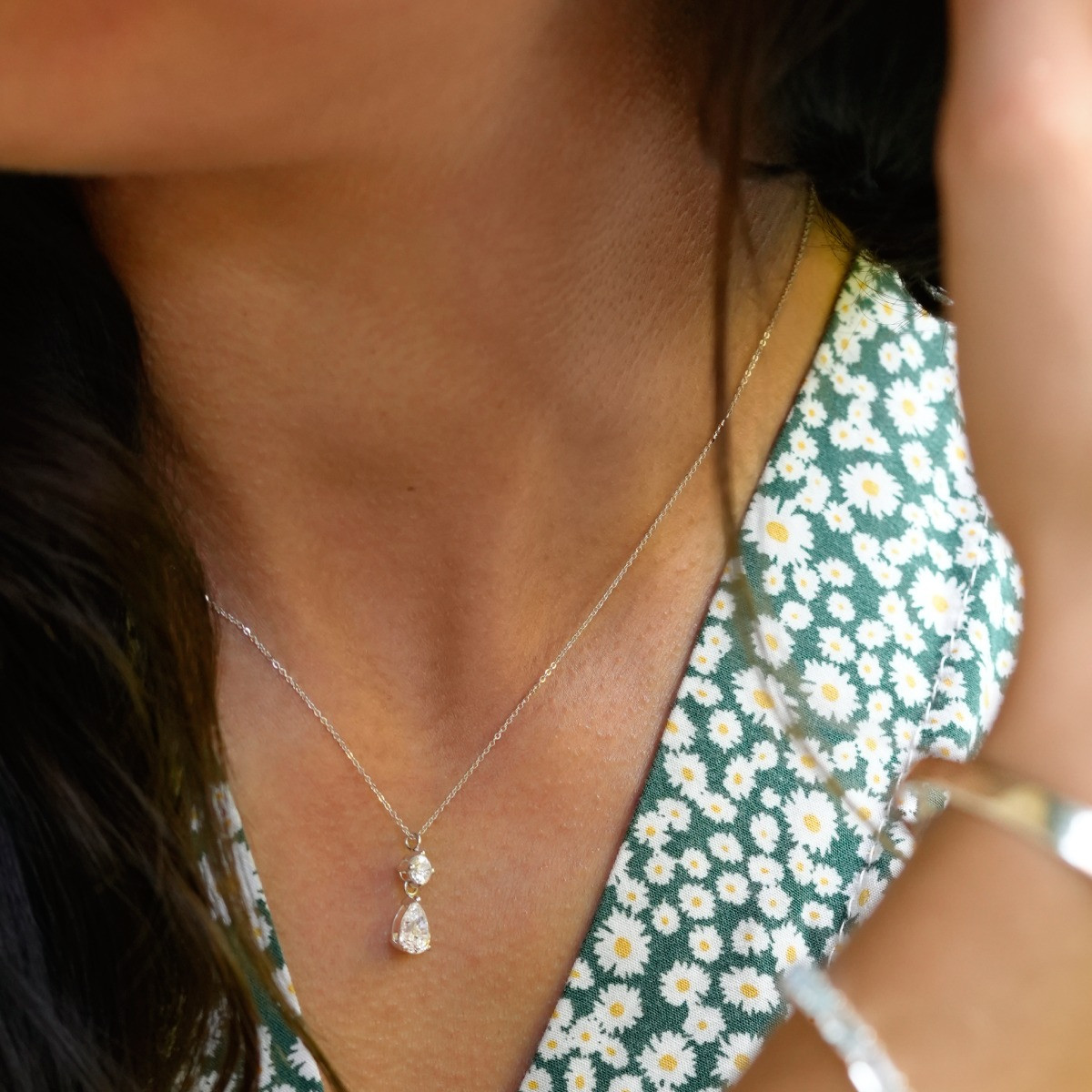 Collier or 375 blanc zirconias blancs 45 cm - vue porté 1