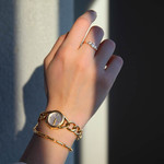 Bague or 375 jaune zirconias blancs - vue porté 1