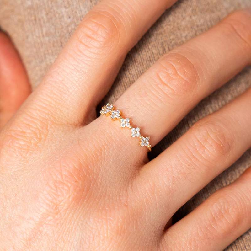 Geel 375 gouden ring met witte zirkonia's - gedragen 1 bekijken