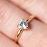 Bague or 375 jaune zirconia blanc coeur - vue porté 2