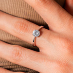 Bague or 375 blanc zirconia blanc - vue porté 1