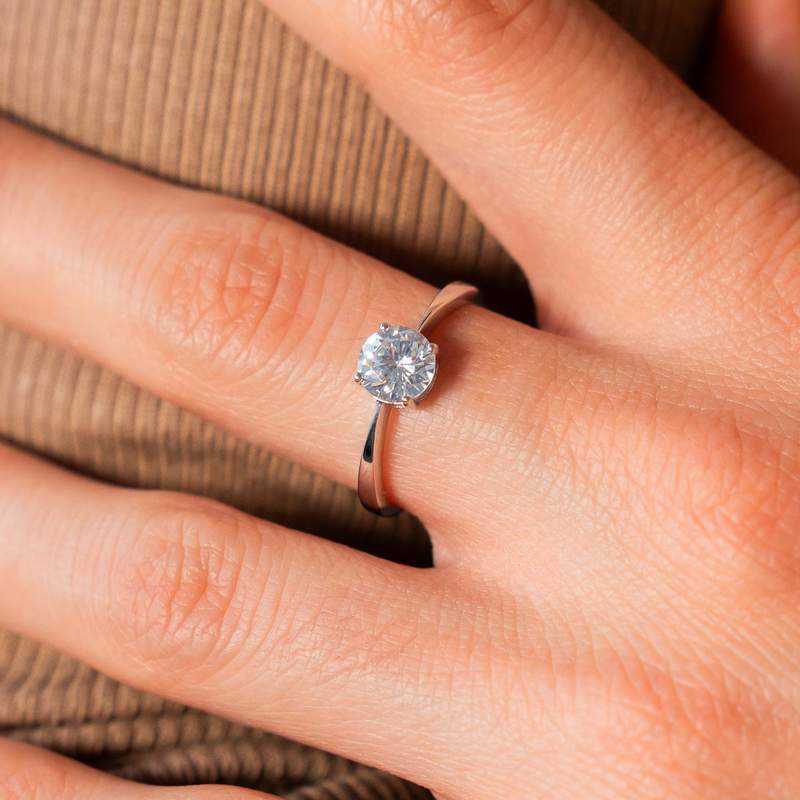 Bague or 375 blanc zirconia blanc - vue porté 1