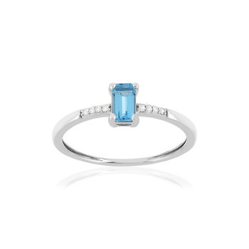 Ring van 375 witgoud met een behandelde blauwe topaas en diamanten