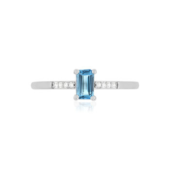 Ring van 375 witgoud met een behandelde blauwe topaas en diamanten