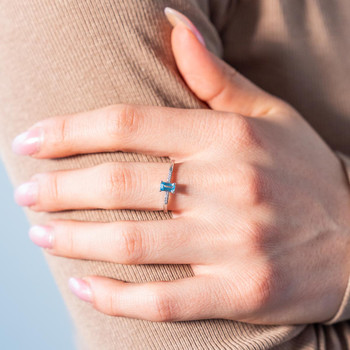 Ring van 375 witgoud met behandelde topaas en diamanten