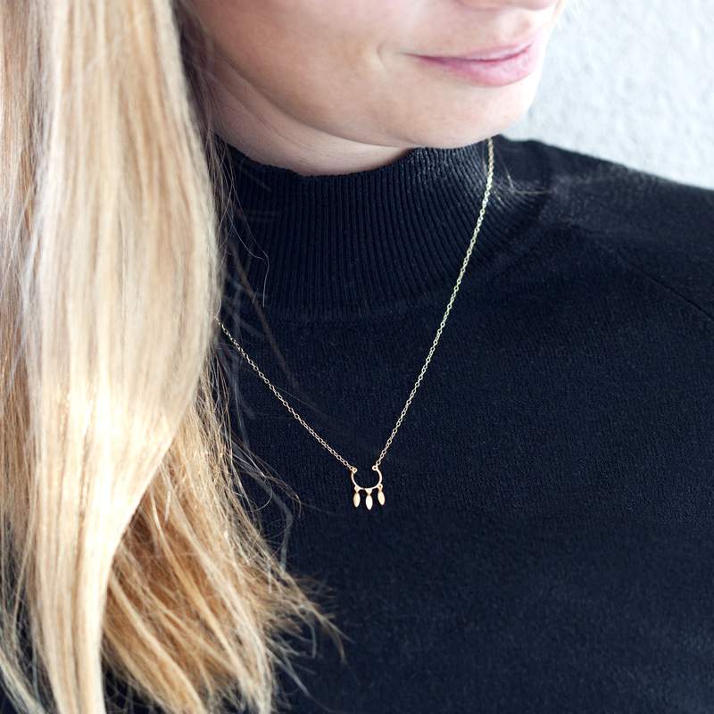 Collier or jaune 750 45 cm motif demi-cercle avec pampilles feuilles - vue porté 1